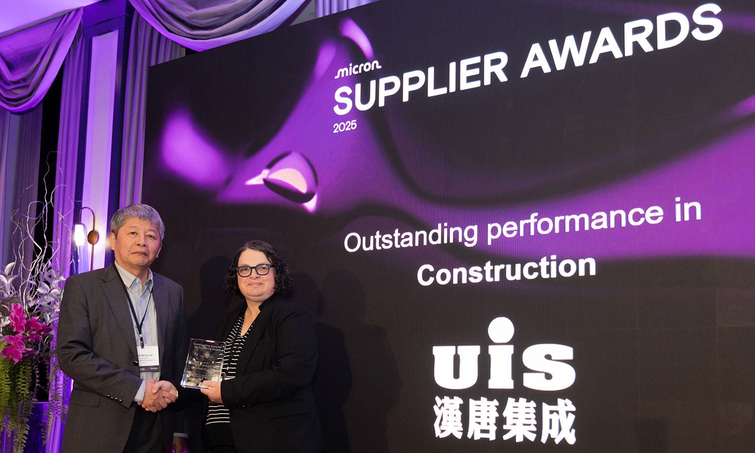 Heather Baldwin presenting the Outstanding Performance Award to Chih Ming Lai